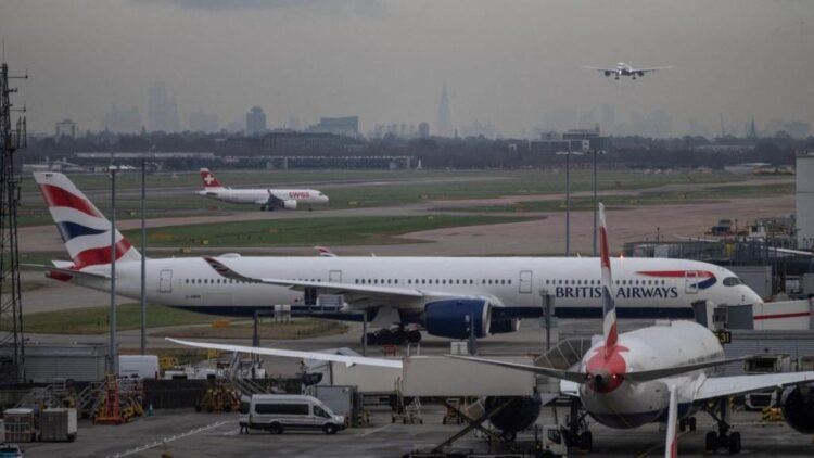 Flights resume in UK as airspace reopens after control glitch