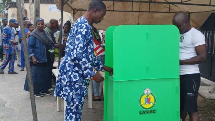 An eyewitness account says that Alausa residents stormed Polling Unit 022, Ward F, Alausa, Ikeja, Lagos State, in the early hours of Saturday to cast their votes in the ongoing local government elections.