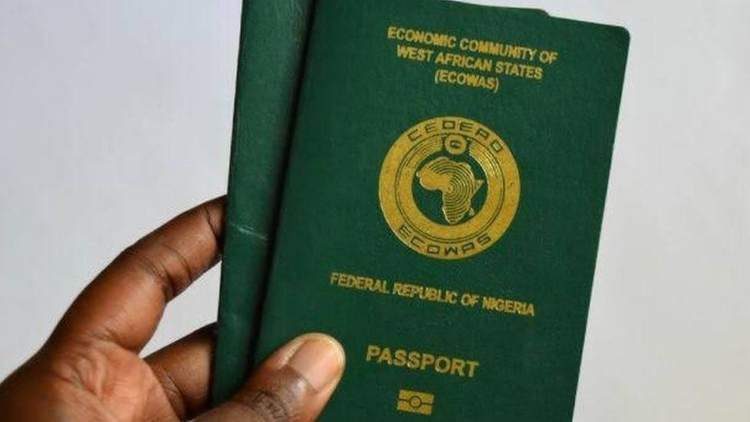 FG orders NIS to withdraw passports from Nigerians who renounced citizenship