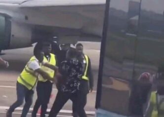 VIDEO: Chaos as Enugu Air officials forcibly deplane passenger