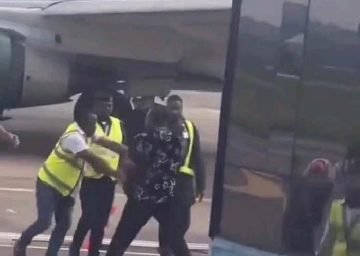 VIDEO: Chaos as Enugu Air officials forcibly deplane passenger