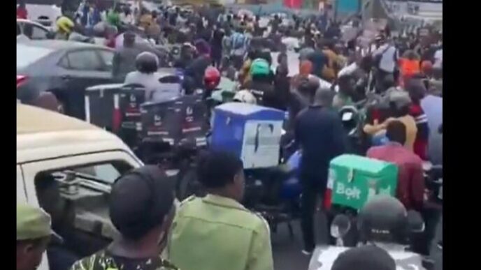 Protesters block Third Mainland bridge over demolition of houses in Oworonshoki