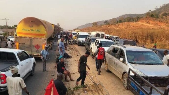 Yuletide: Fallen trucks cause three-day traffic jam on Lokoja-Abuja highway