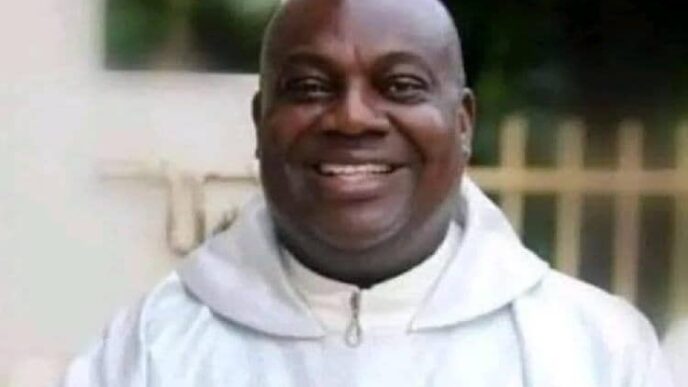 Catholic priest slumps, dies while delivering homily