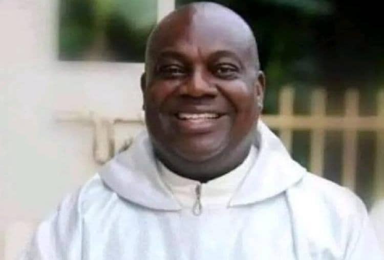Catholic priest slumps, dies while delivering homily