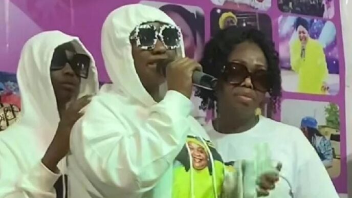 'Mum gave her life for us since dad left’ - Omije Ojumi’s daughter breaks down at tribute
