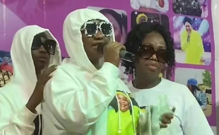 'Mum gave her life for us since dad left’ - Omije Ojumi’s daughter breaks down at tribute