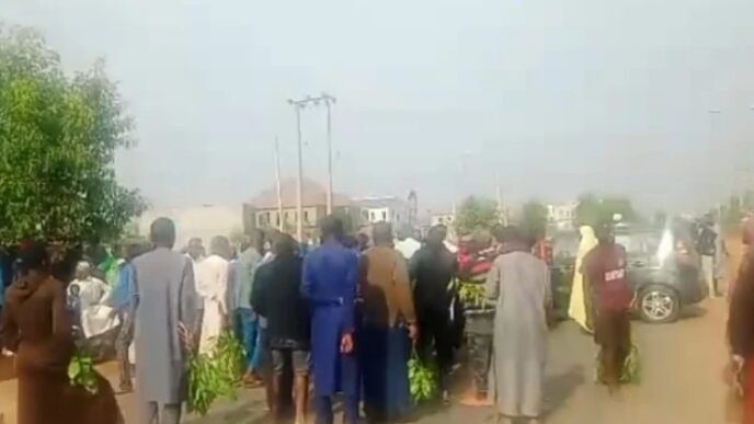 Residents protest, block roads as bandits kidnap seven in Kaduna