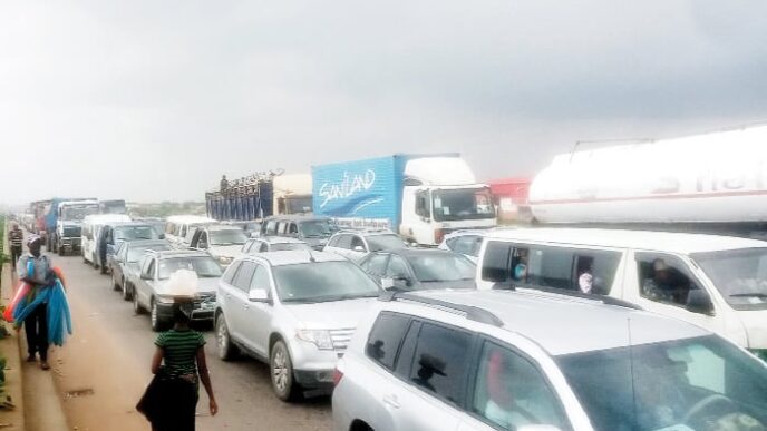 Kara bridge repairs: FG diverts traffic on Lagos-Ibadan expressway