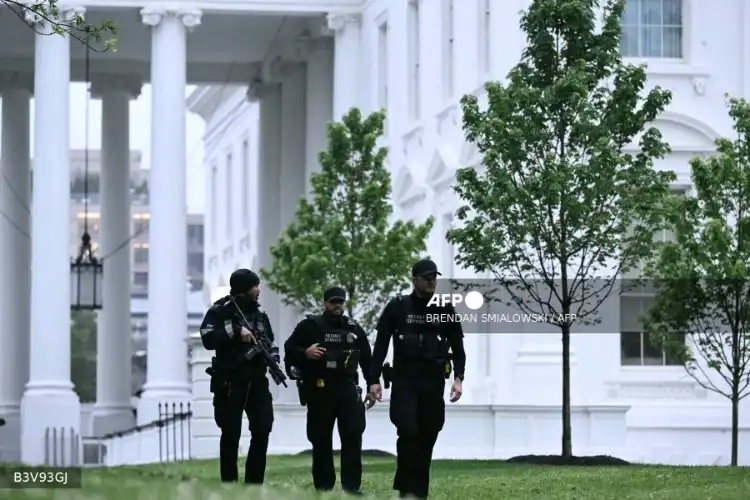 Gunman shot dead after opening fire near White House